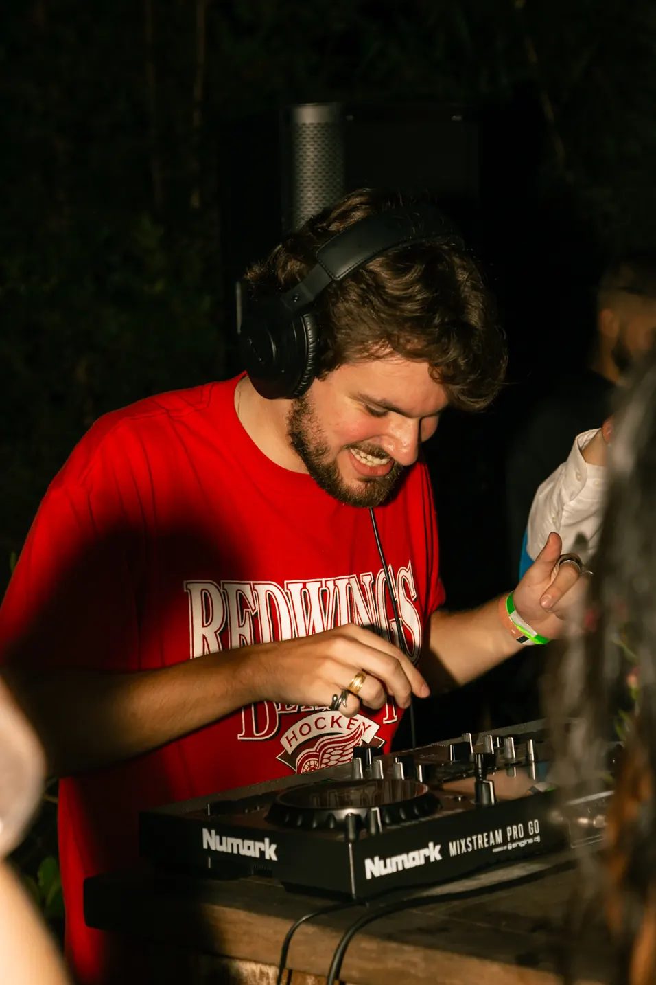 Fiori tocando na controladora Numark