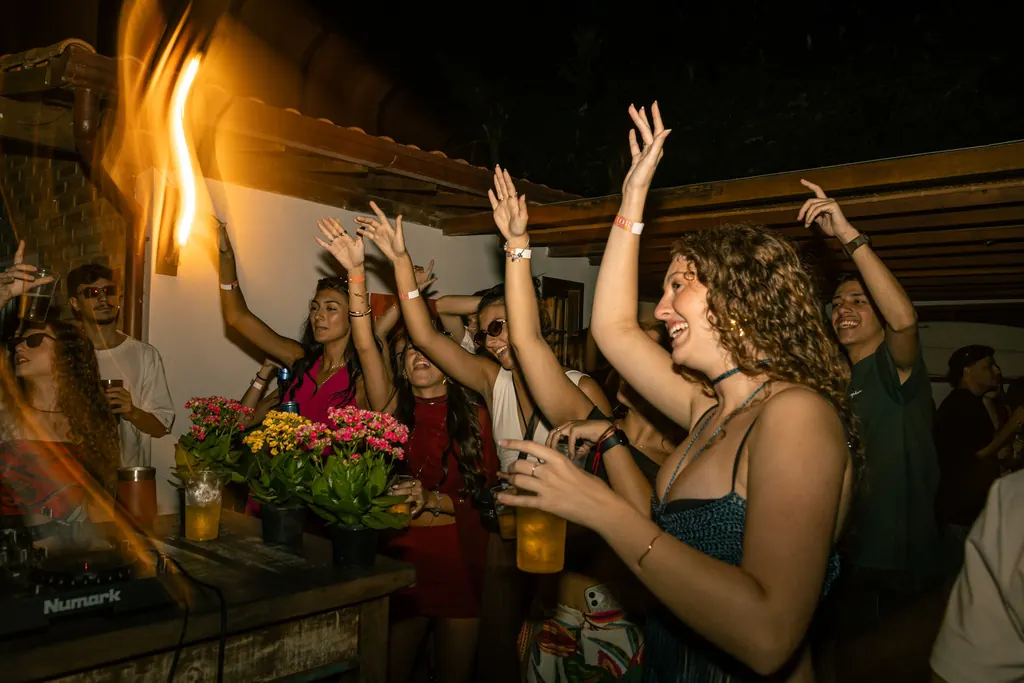 Público com as mãos para o alto